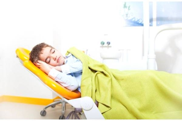 Лечение зубов детям во сне (ингаляция севораном)