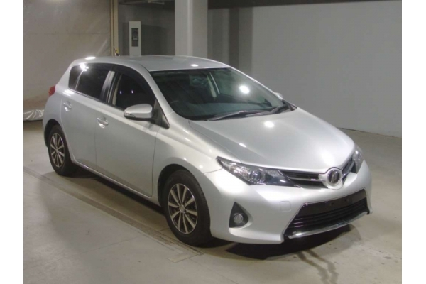 Toyota AURIS NZE181H - 2014 год