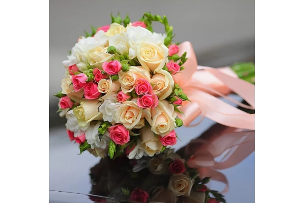 Свадебный букет из маленьких роз