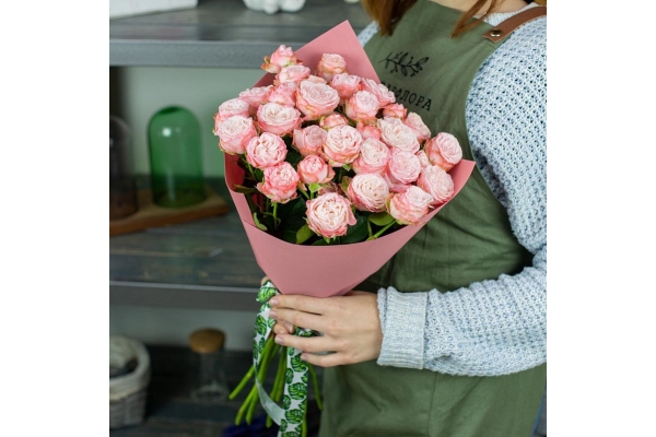 Букет цветов (9 веток кустовых пионовидных роз)