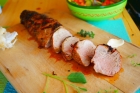 Маринованная свиная вырезка, приготовленная на шампурах, с лепёшкой, свежими овощами и салатом