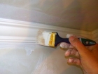Покрытие лаком (или краской) деревянных плинтусов в один слой