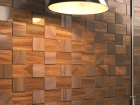 Оклейка стен натуральными и/или декоративными материалами, имитирующими деревянные панели