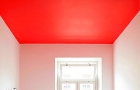 Натяжной потолок красный матовый