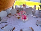 Оформление гостевых столов композициями из декоративной флористики на низкой вазе