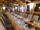 Оформление гостевых столов композициями из декоративной флористики на высокой стойке