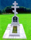 Памятник из мрамора с крестом