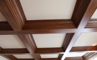 Монтаж подвесного потолка из декоративных деревянных панелей