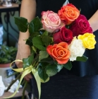 Букет из 7 разноцветных роз