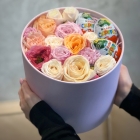 Коробка с цветами и сладостями 010