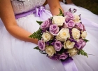 Свадебный букет из белых и фиолетовых роз Сирень