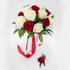 Свадебный букет из красных и белых роз Наоми
