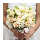 Свадебный букет из белых роз Кремовый атлас