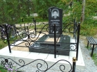 Гранитный памятник на кладбище