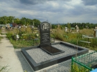 Гранитный памятник на кладбище вертикальный