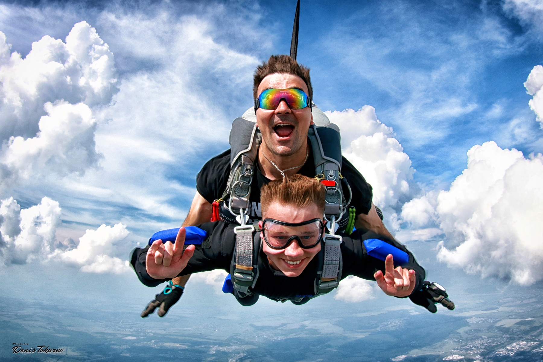 Яркие эмоции для всей семьи! Прыжок с парашютом мама+папа+ребенок со скидкой 15% от аэроклуба «ДОСААФ».