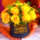 Желтые розы в шляпной коробке 